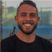¡Hola! Soy Rubén, entrenador personal.
Desde hace 5 años ayudo a personas como tú a alcanzar sus metas físicas y mejorar sus hábit